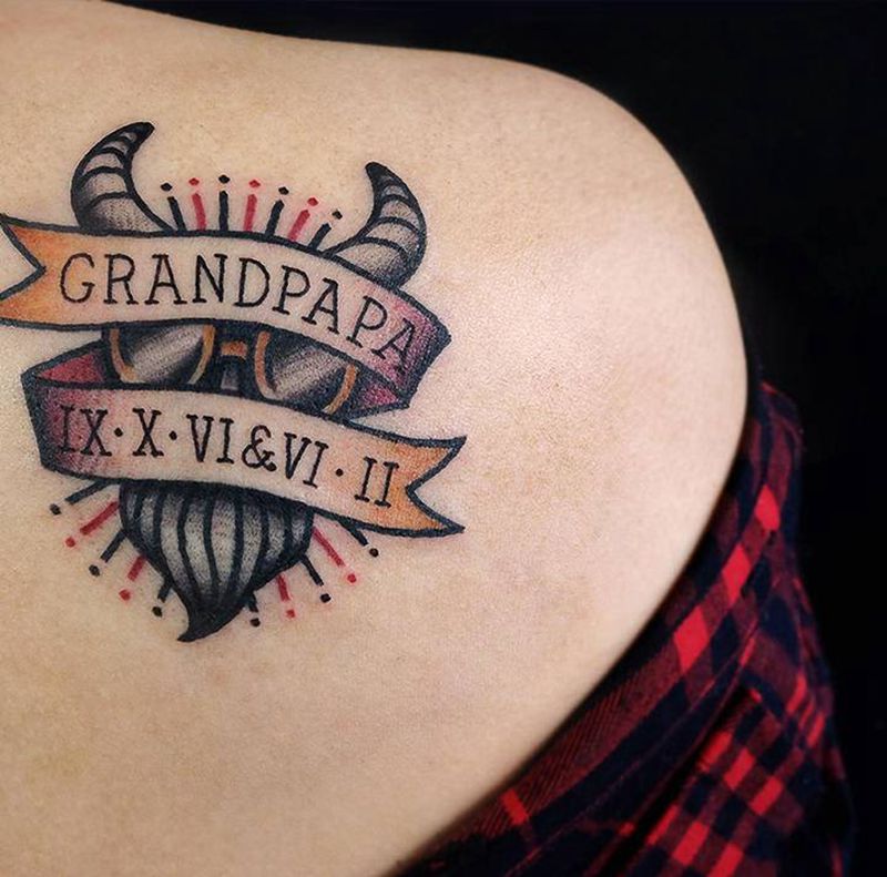 牛角纹身图片_背部Old School纹身图案