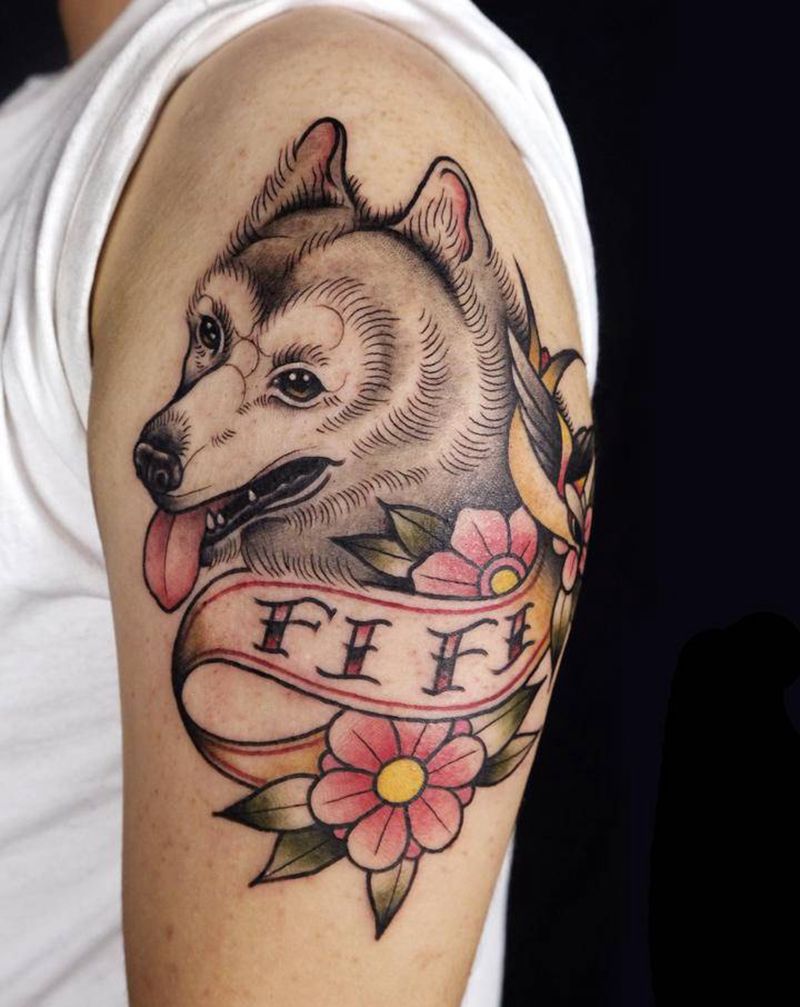 狗狗纹身图片_手部Old School狗花燕子纹身图案