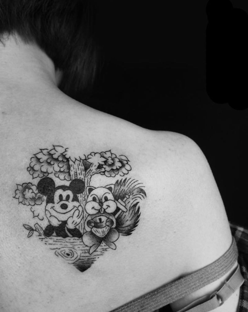 米奇与松鼠纹身图片_背部米奇松鼠纹身图案