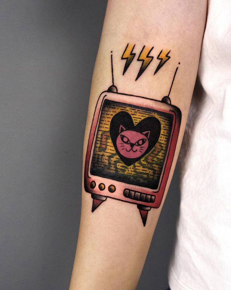 大电视（覆盖纹身）纹身图片_手部Old School覆盖电视纹身图案