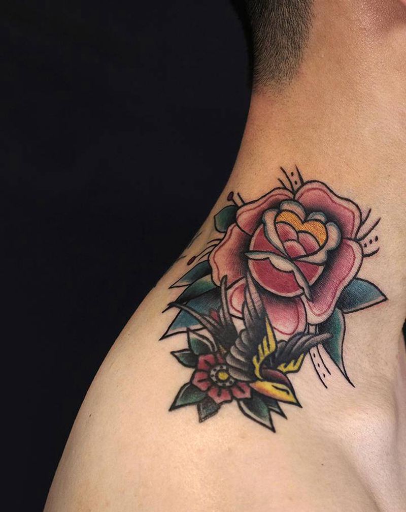 添加一朵玫瑰纹身图片_颈部Old School花燕子纹身图案