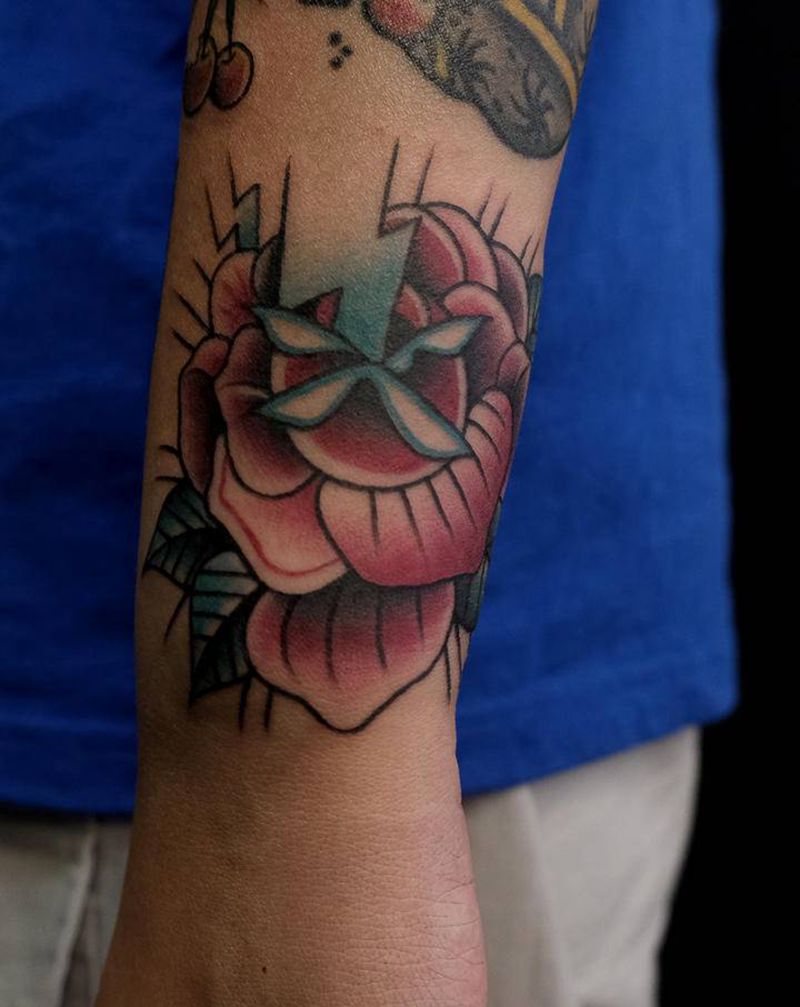 前臂拼接纹身图片_手臂Old School花草莓樱桃纹身图案