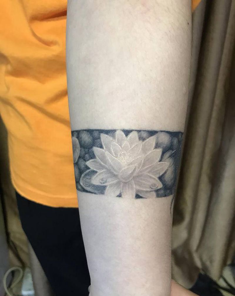 小荷花 恢复后纹身图片_手臂手部新传统欧美写实纹身图案