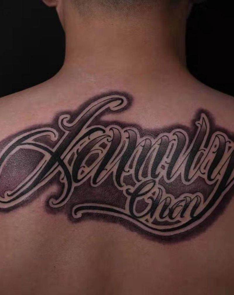 奇卡诺花体字纹身图片_背部花体字家庭姓氏纹身图案