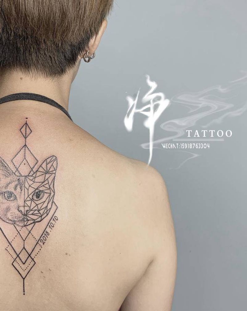 几何猫纹身图片_背部几何猫纹身图案