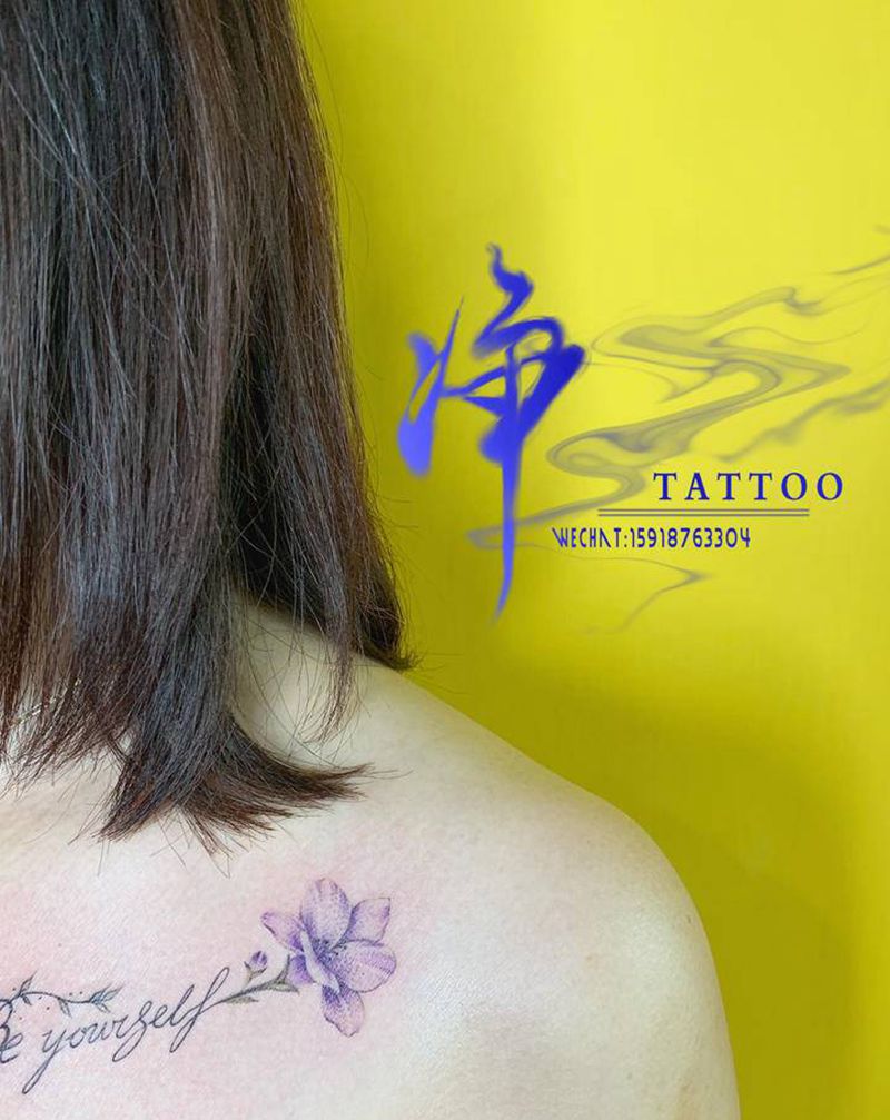 小清新纹身图片_胸部水彩花纹身图案