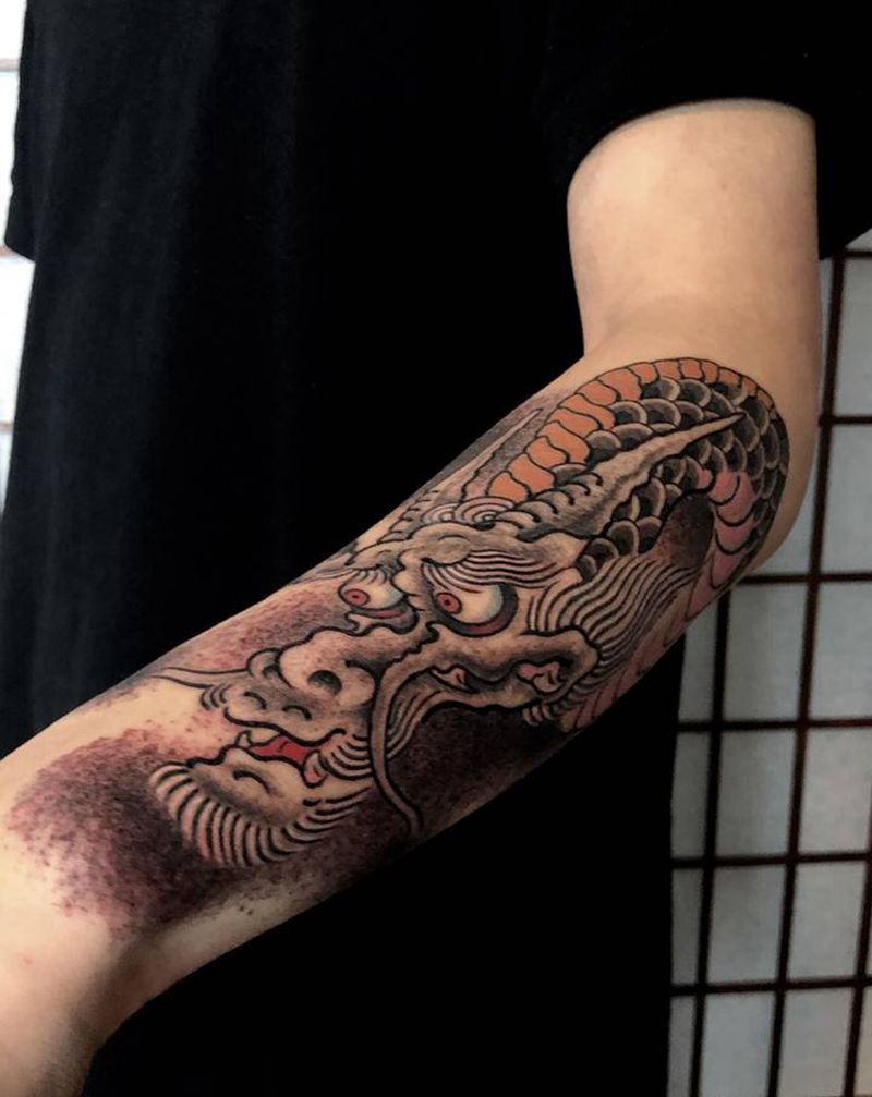 龙纹身图片_手臂手部老传统龙纹身图案