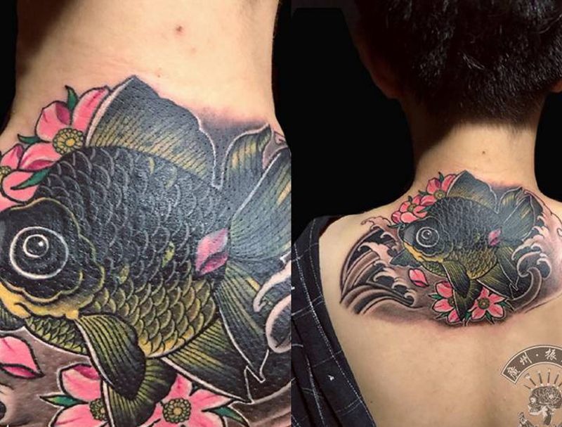 遮盖到你看不见的小金鱼纹身图片_背部新传统金鱼纹身图案