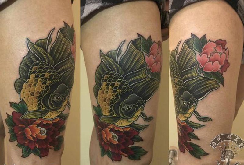 金鱼纹身图片_腿部新传统金鱼纹身图案