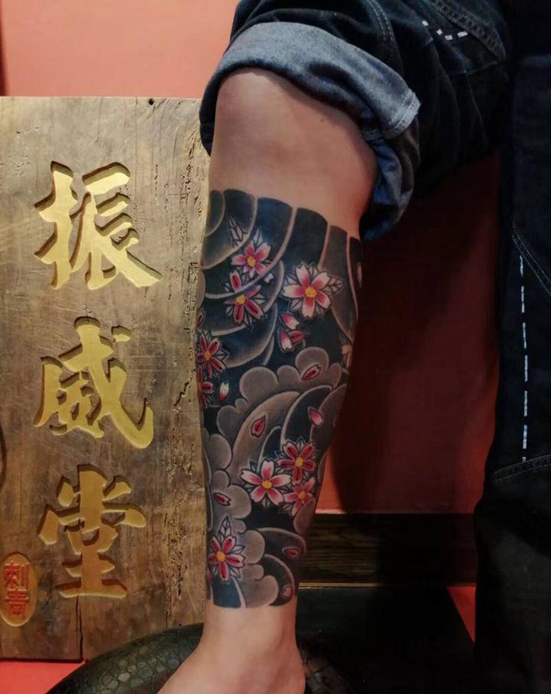 樱吹雪纹身图片_腿部老传统樱花纹身图案