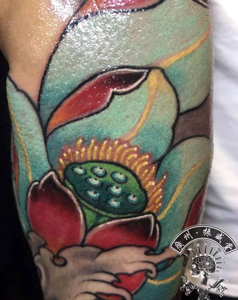 清新的颜色纹身图片_手臂新传统荷花纹身图案