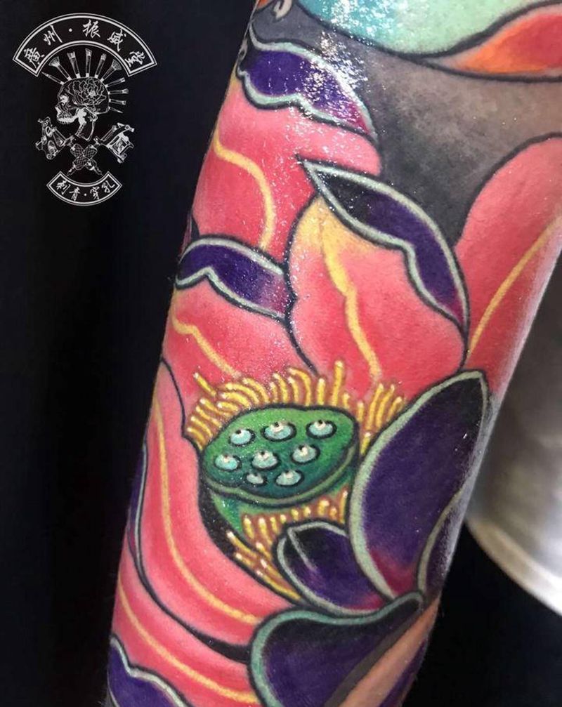 清新的荷花纹身图片_手臂新传统荷花纹身图案