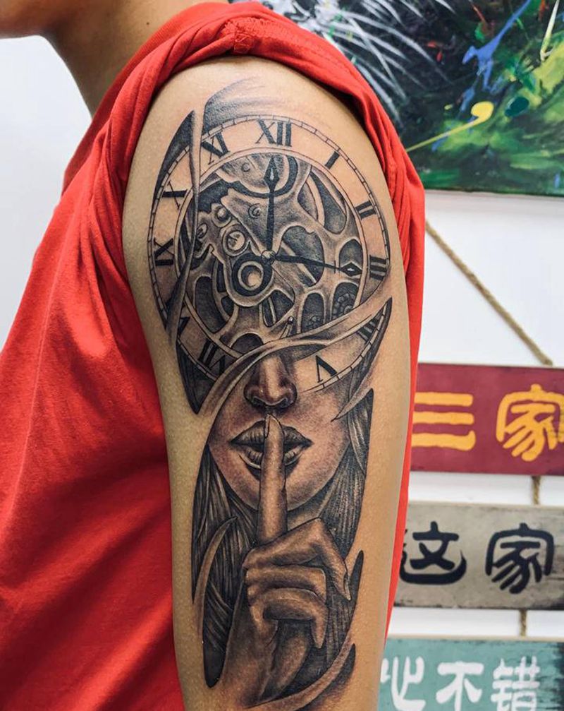 女人 钟表纹身图片_手臂欧美写实纹身图案