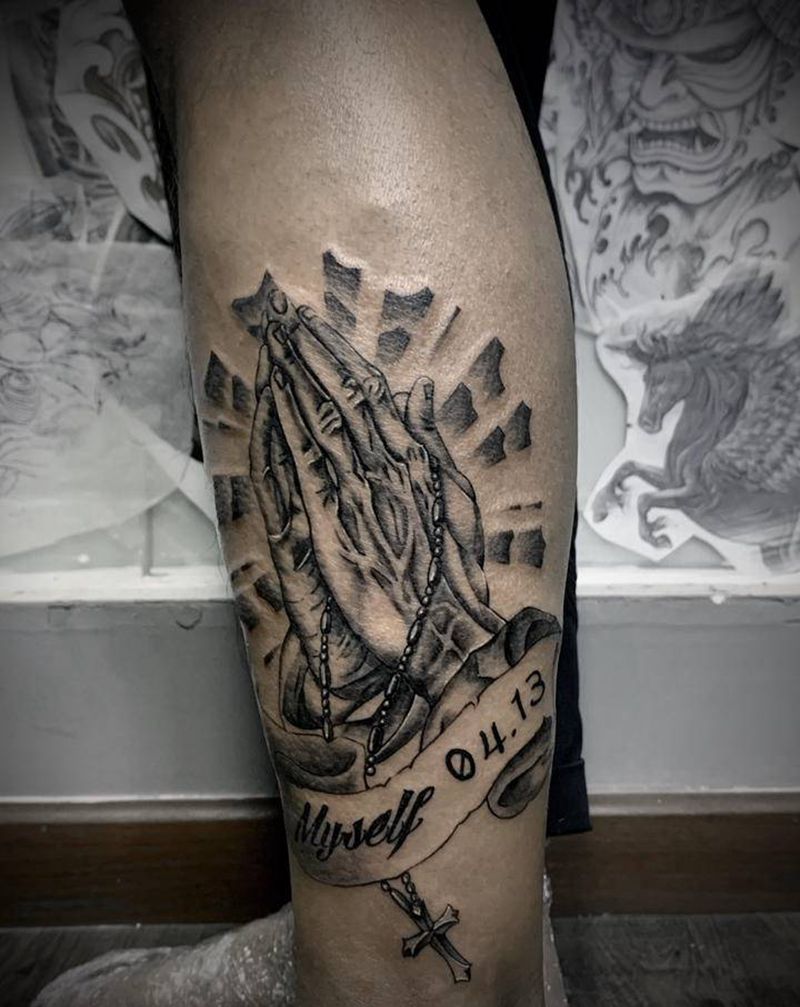 祈祷之手纹身图片_腿部欧美写实点刺纹身图案