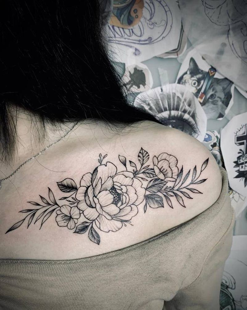 素花纹身图片_肩部点刺几何纹身图案