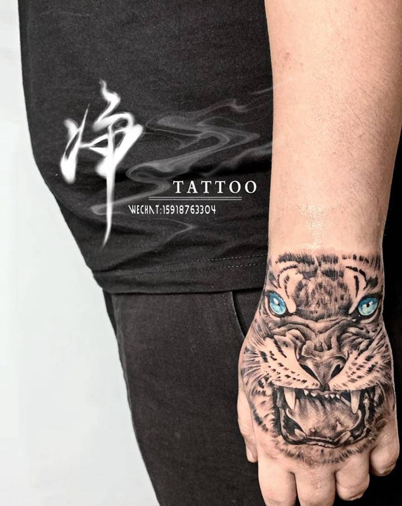 手背虎头纹身图片_手部欧美写实手背老虎纹身图案