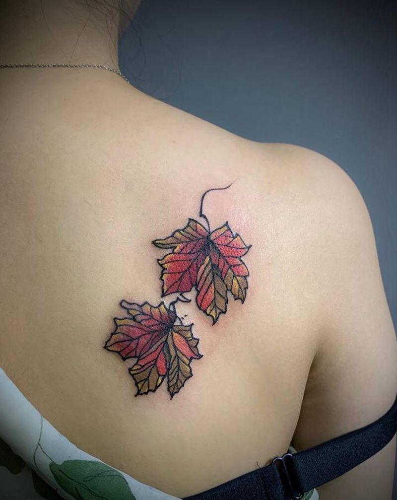 枫叶纹身图片_背部肩部水彩纹身图案