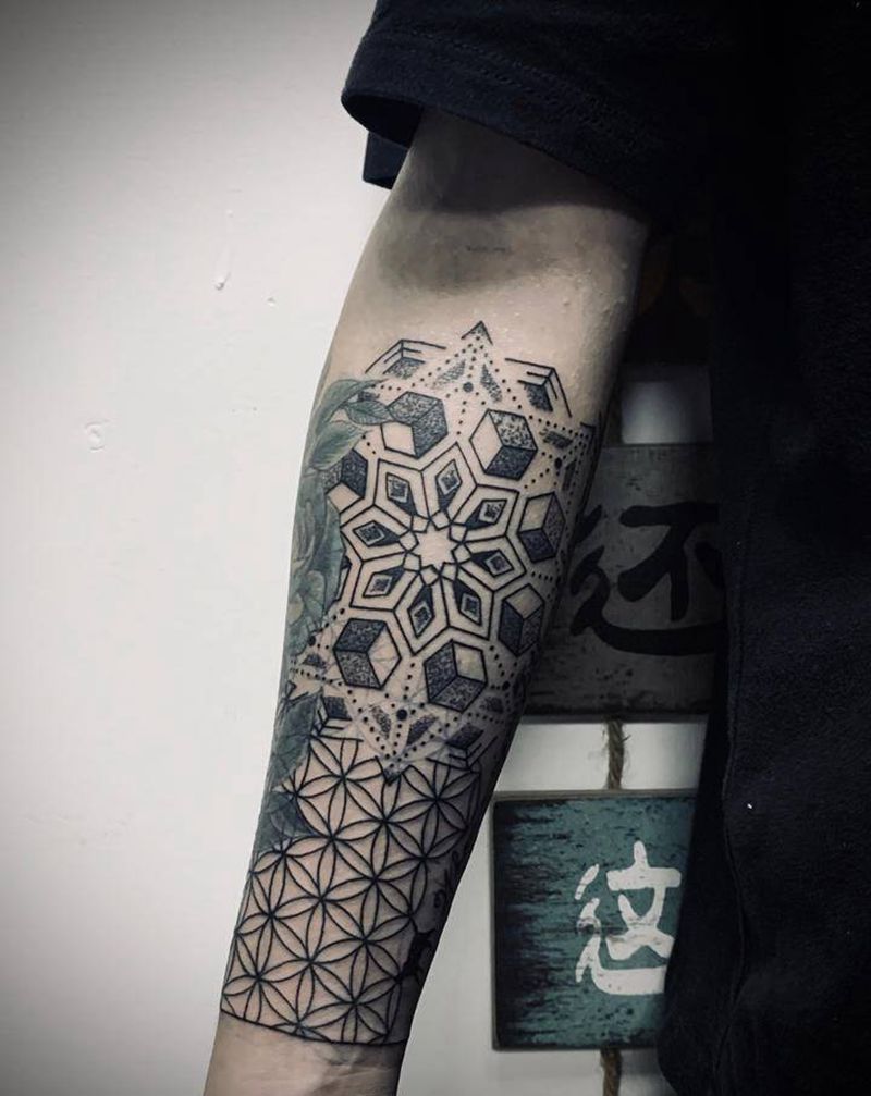 包小臂纹身图片_手臂几何点刺纹身图案