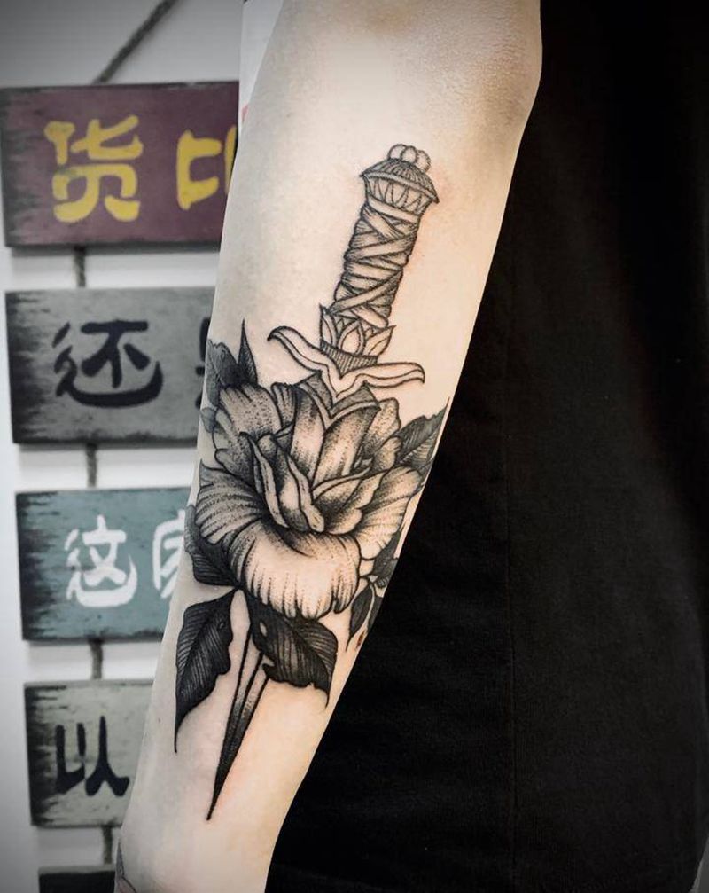 玫瑰匕首纹身图片_手臂Old School点刺纹身图案