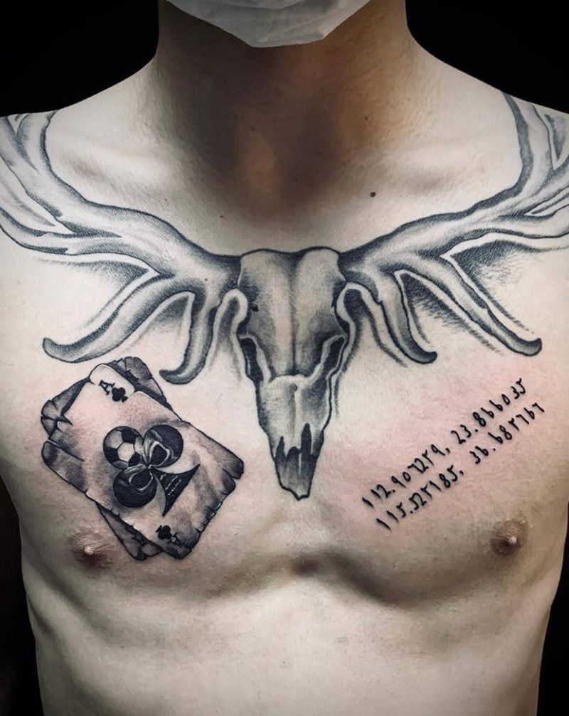 扑克牌纹身图片_胸部欧美写实点刺纹身图案