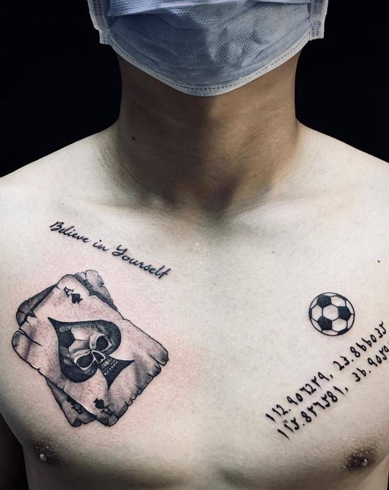 扑克 英文纹身图片_胸部欧美写实点刺纹身图案