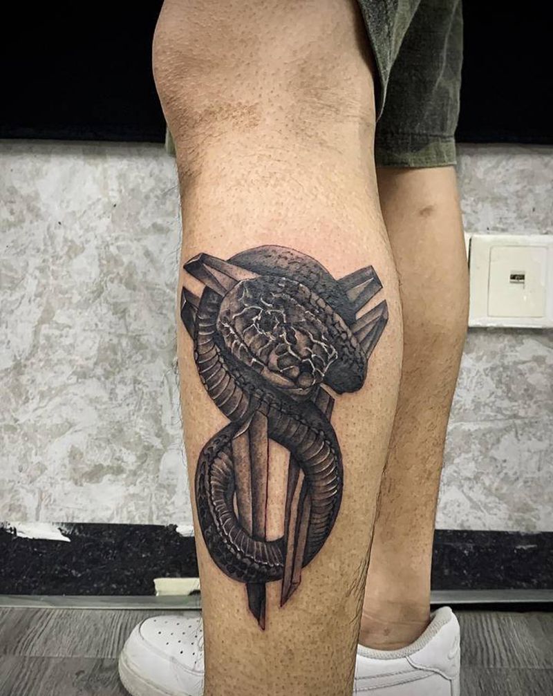 黑曼巴纹身图片_腿部欧美写实纹身图案