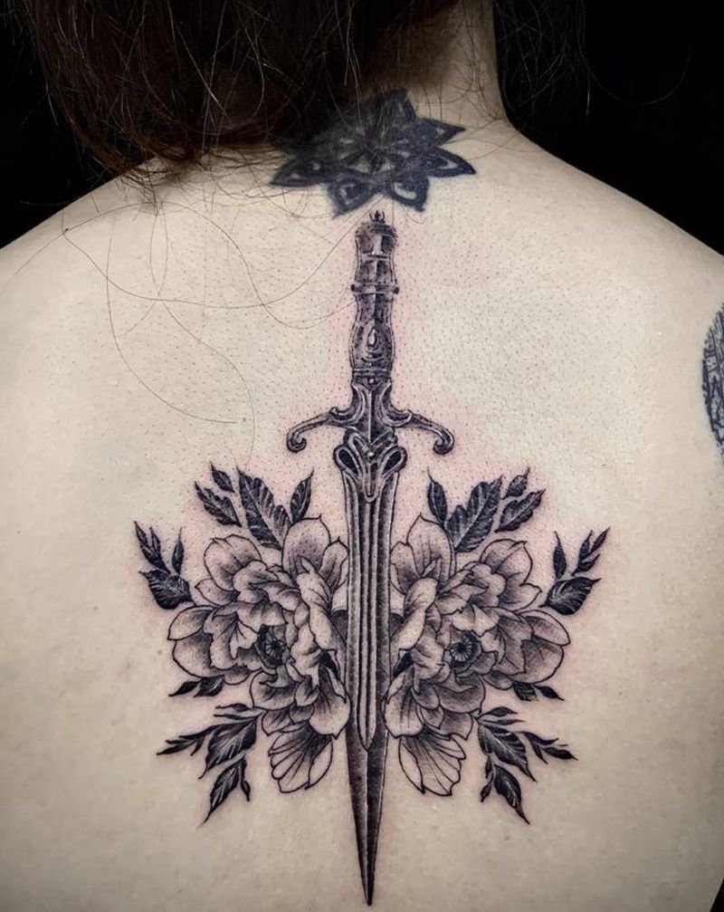 剑与花纹身图片_背部点刺几何纹身图案