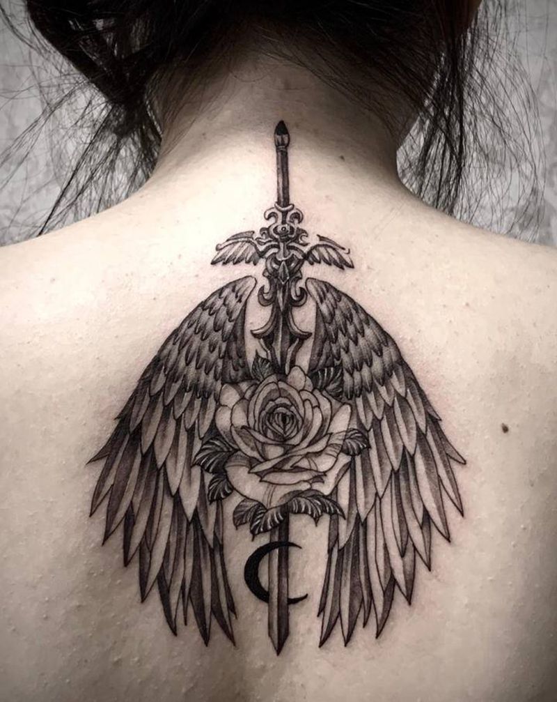 剑 翅 玫瑰纹身图片_背部点刺几何纹身图案