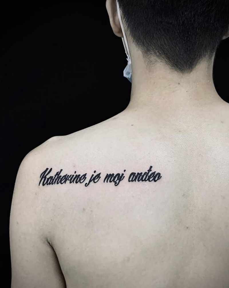 字纹身图片_肩部背部花体字纹身图案