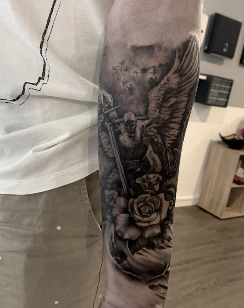 欧美写实纹身图片_手臂欧美写实水墨天使玫瑰写实勇士纹身图案
