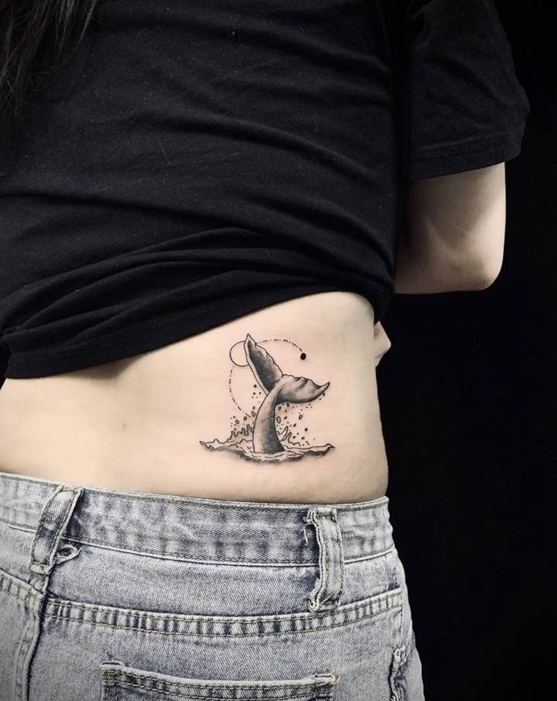 鲸鱼尾纹身图片_腰部点刺纹身图案