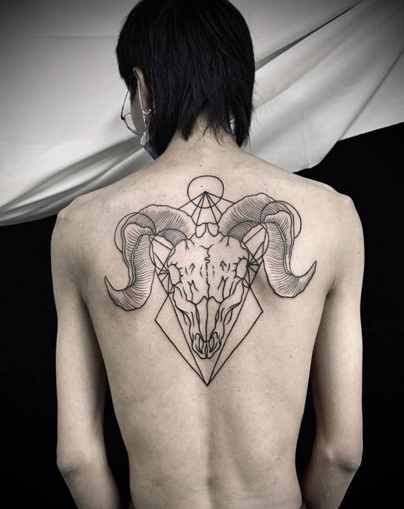 线条纹身图片_背部几何纹身图案