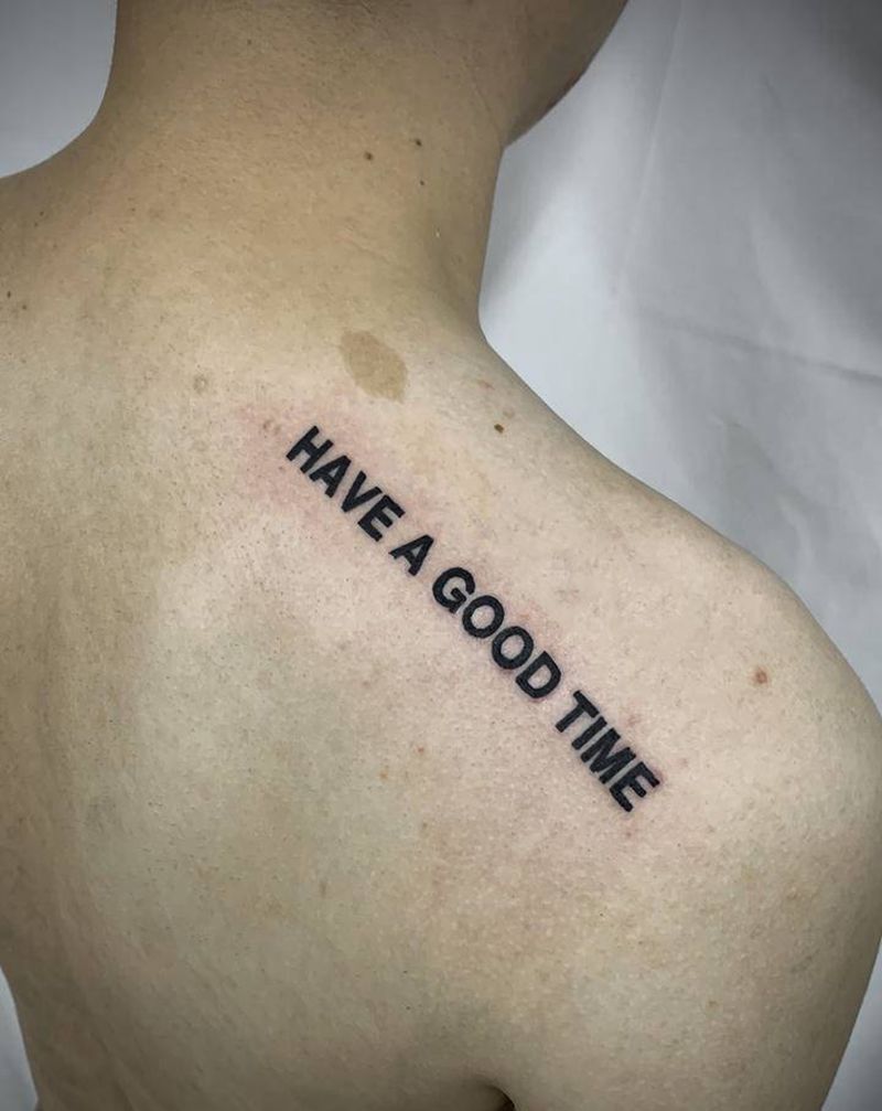 英文纹身图片_肩部花体字图腾纹身图案