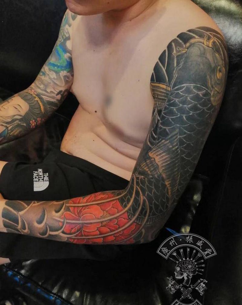 万能鲤鱼遮盖纹身图片_手臂手部老传统纹身图案