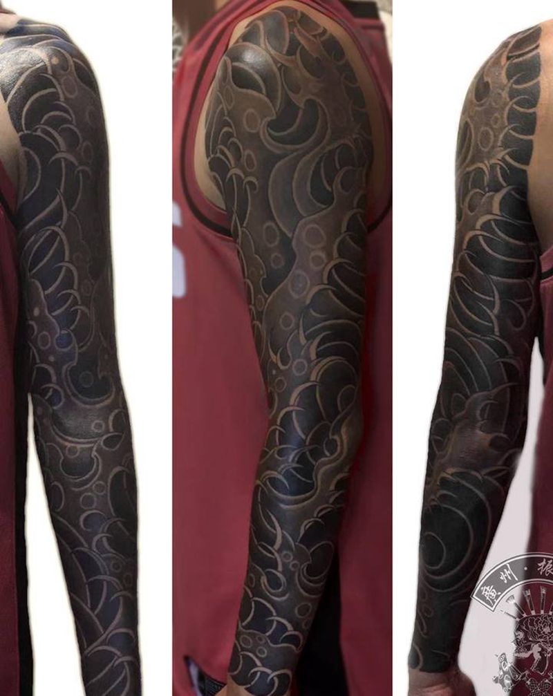 黑浪花纹身图片_手臂老传统纹身图案