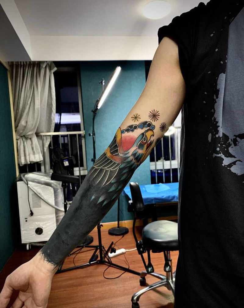 黑臂拼接鹰头纹身图片_手臂Old School纹身图案