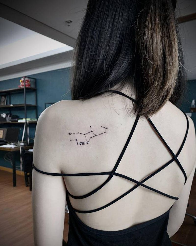 星座纹身纹身图片_背部几何点刺纹身图案
