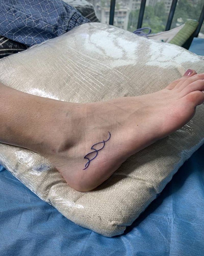 线条 浪纹身图片_脚部几何纹身图案