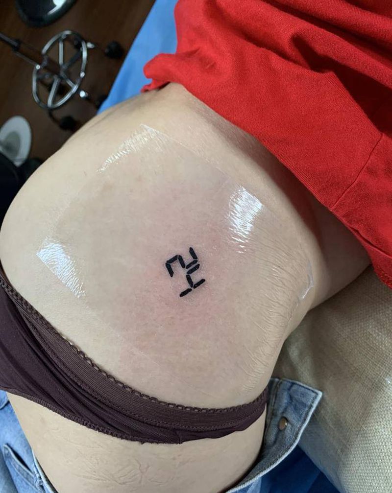 24纹身图片_臀部花体字图腾纹身图案