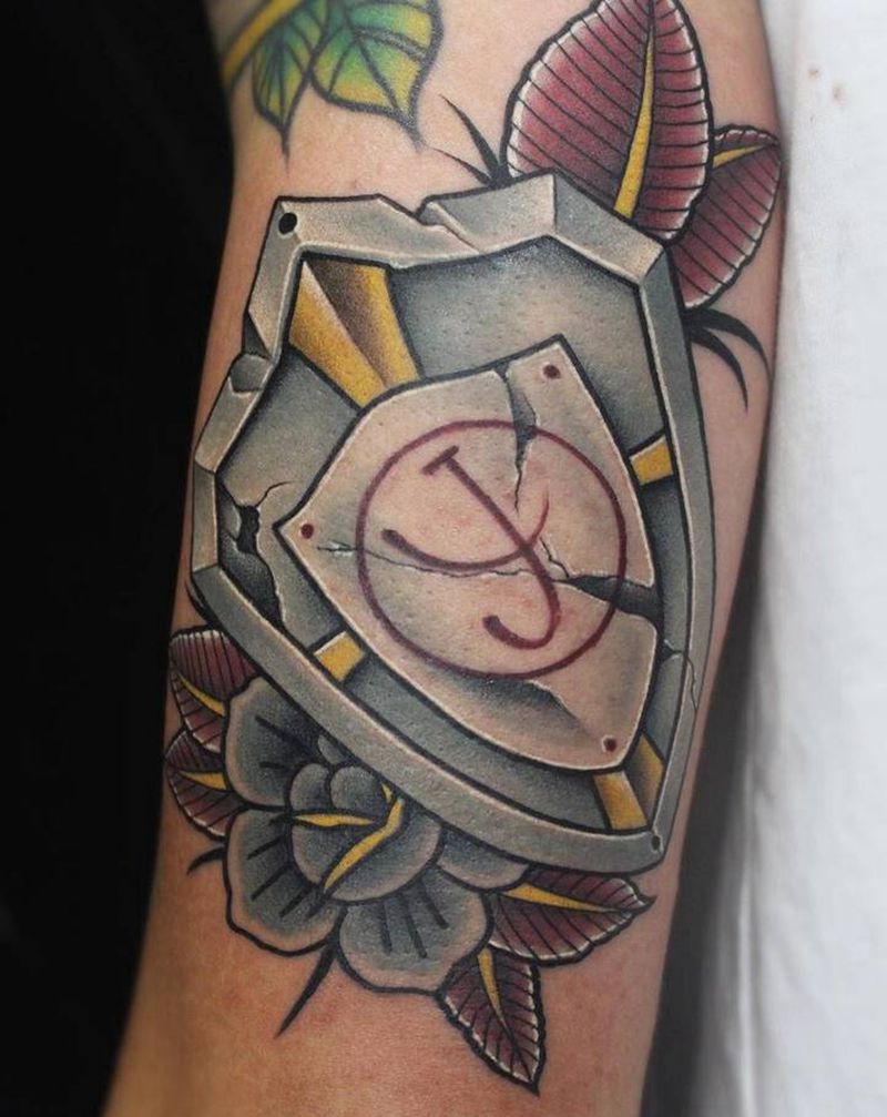 盾牌纹身图片_手臂Old School纹身图案