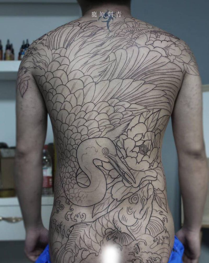 仙鹤与鲤鱼纹身图片_背部臀部新传统仙鹤鲤鱼纹身图案