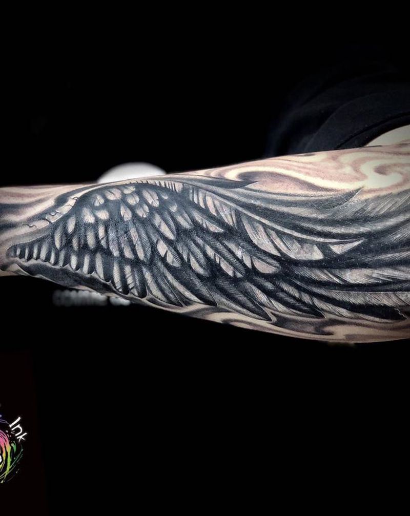 翅纹身图片_手部欧美写实纹身图案