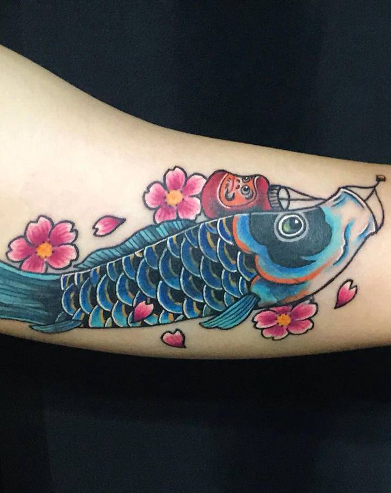 鲤鱼遮盖鲨鱼纹身图片_手臂新传统纹身图案