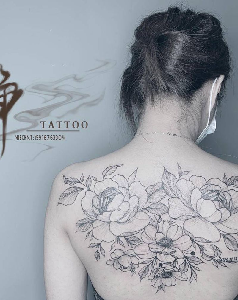 素花纹身图片_背部点刺素花纹身图案