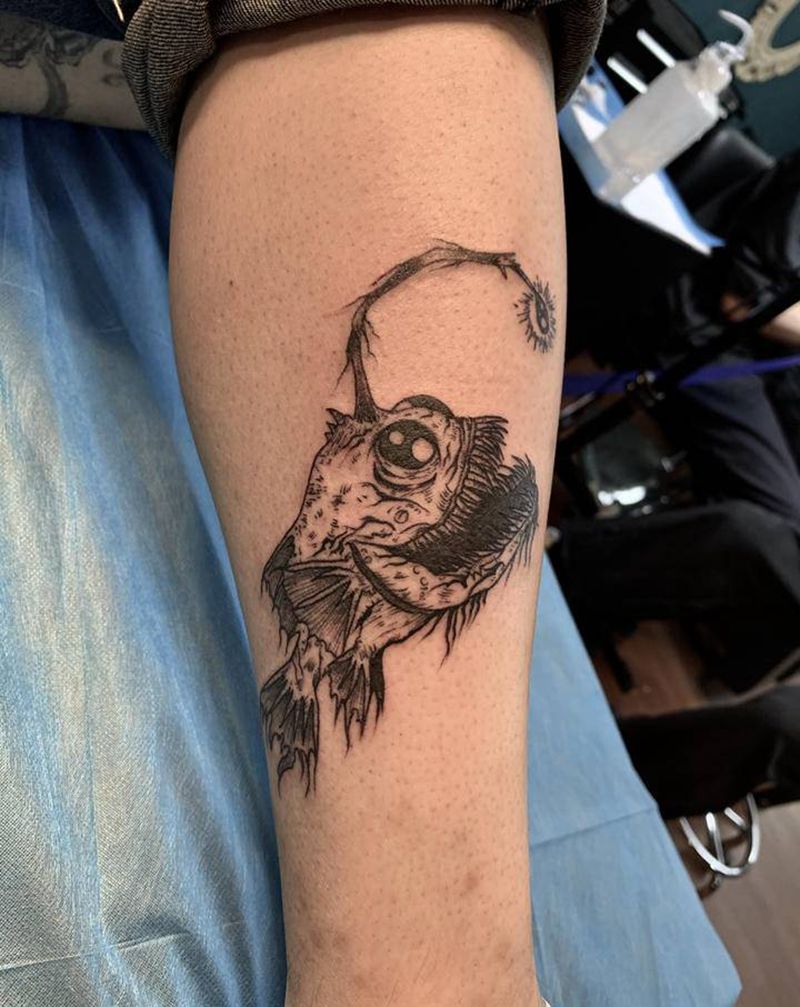 线条鱼纹身图片_腿部点刺纹身图案