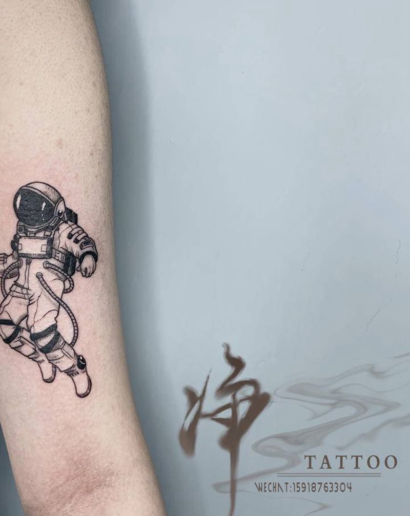 宇航员纹身图片_手臂点刺欧美写实宇航员纹身图案