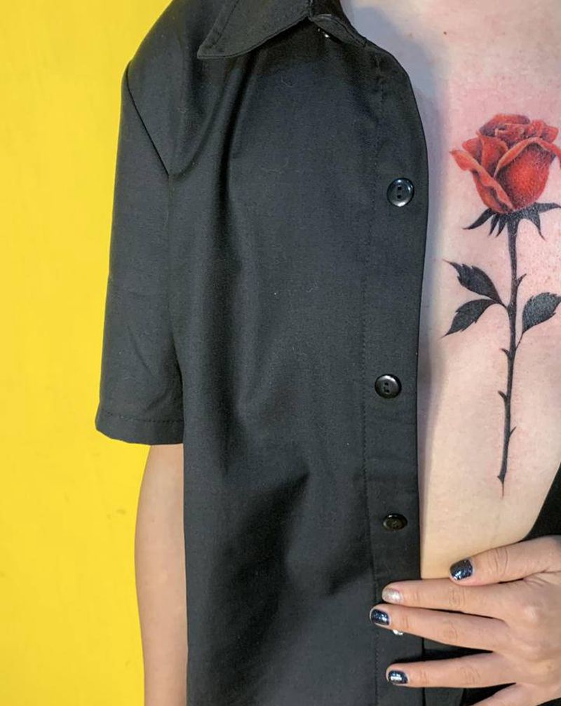 玫瑰花纹身图片_胸部水彩欧美写实玫瑰花纹身图案