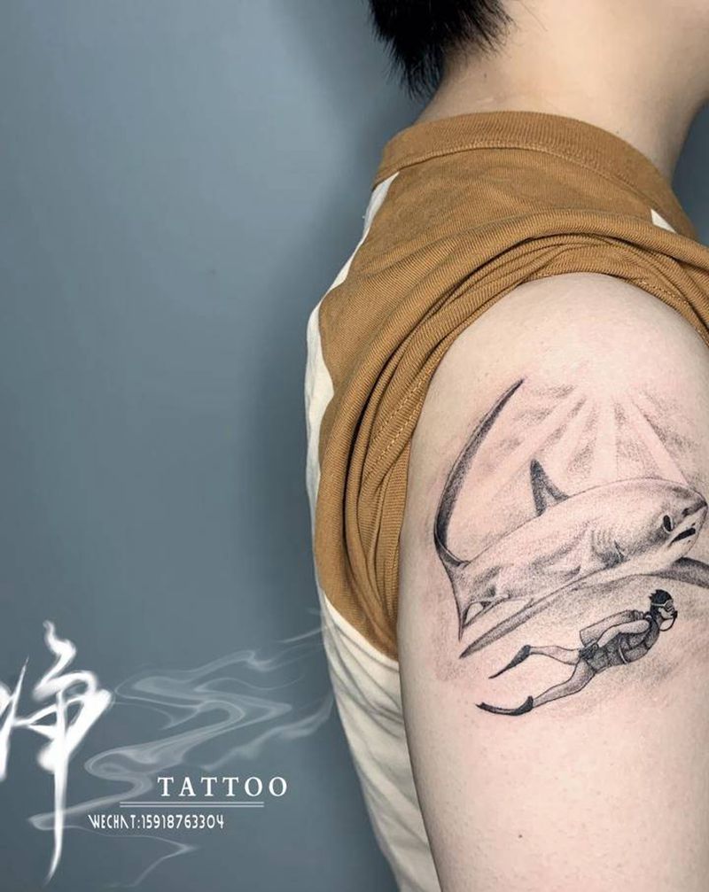 长尾鲨+潜水员纹身图片_手部手臂欧美写实点刺鲨鱼潜水员纹身图案