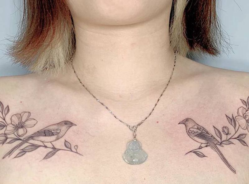 喜鹊纹身图片_肩部胸部欧美写实点刺小清新喜鹊素花纹身图案