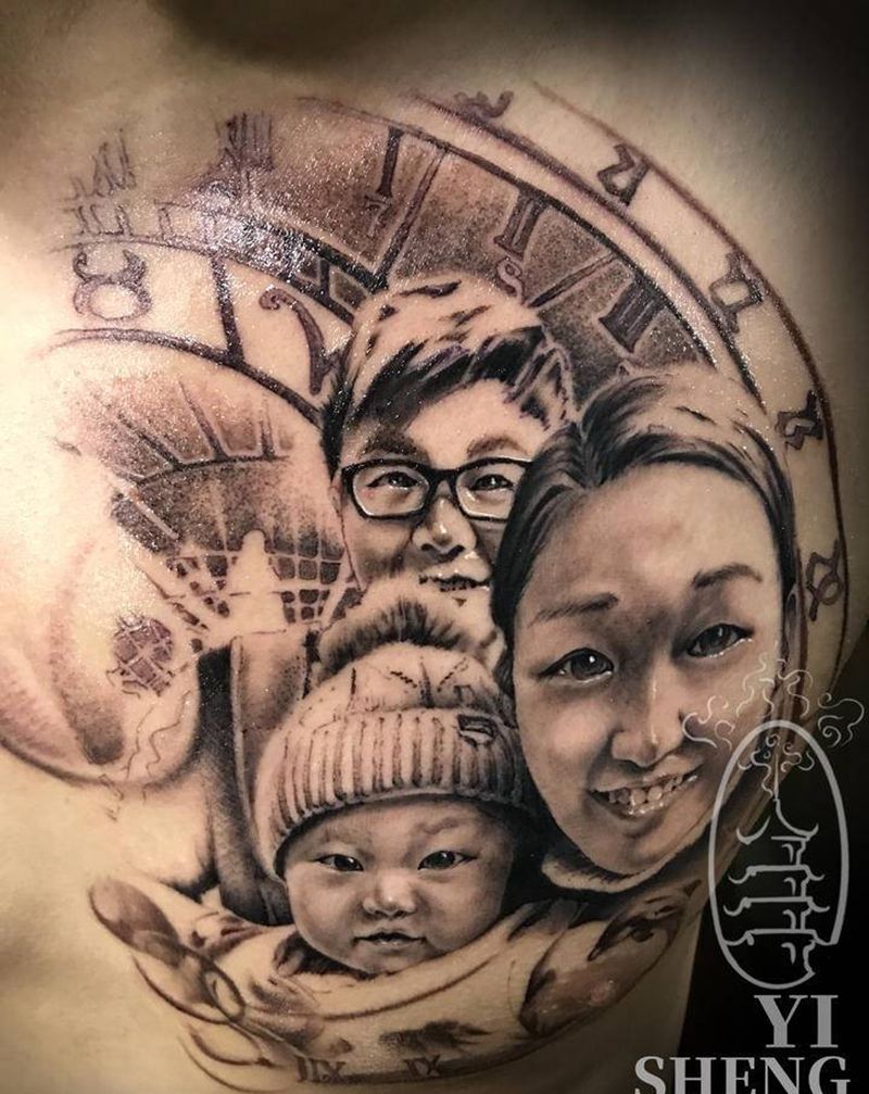 家纹身图片_胸部欧美写实纹身图案